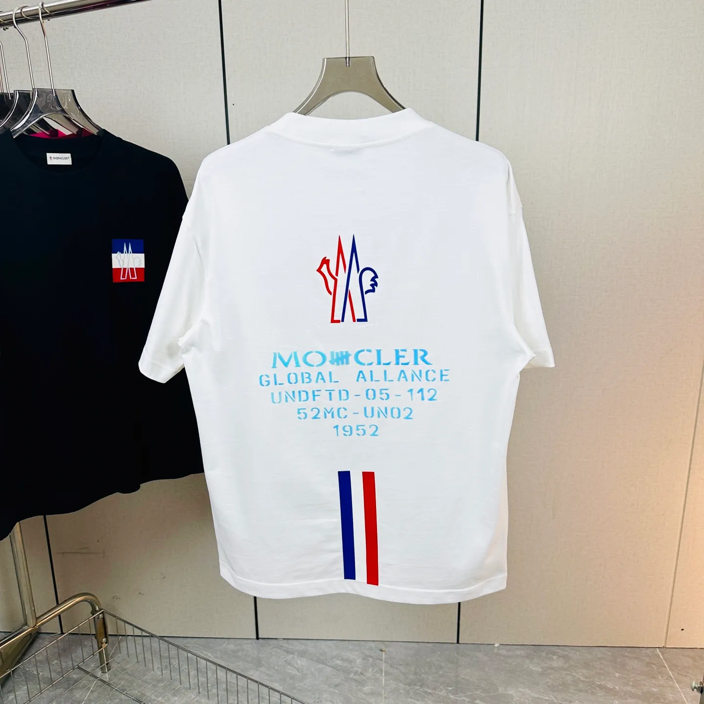《 》MONCLER~ T ， 32 300 ， ， ， ， ， ！ ， ， ， ， ， ！ Size：S~M~L~XL~2XL